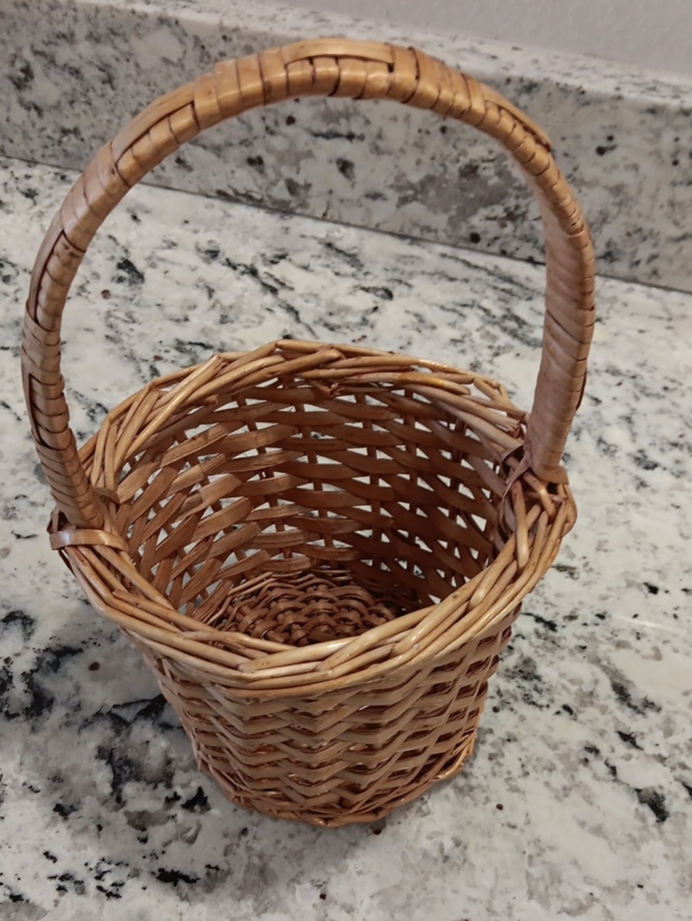 10 Inch Natural Colored Round Wicker Basket with Handle